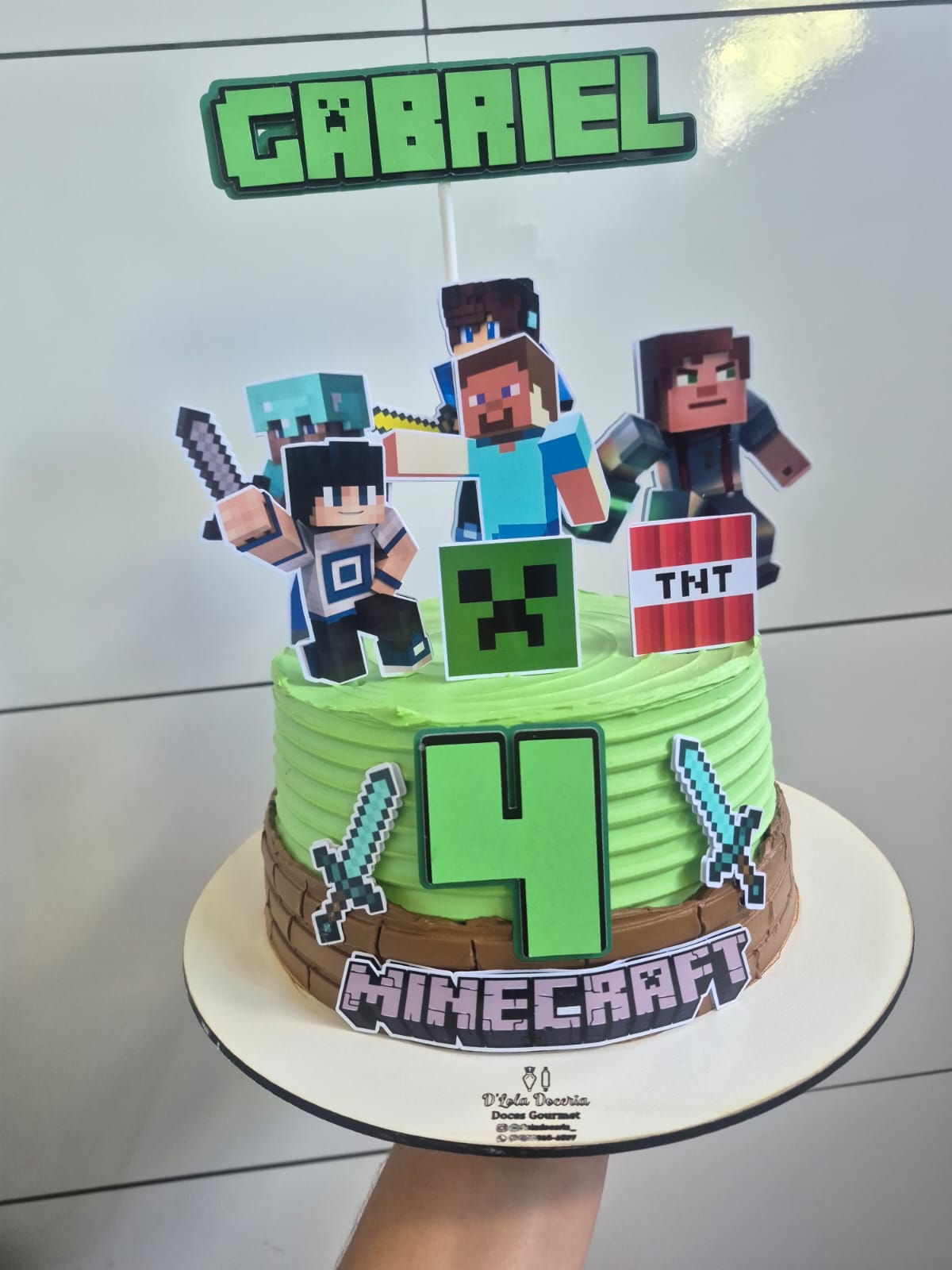 Bolo tema Minecraft verde com toppers