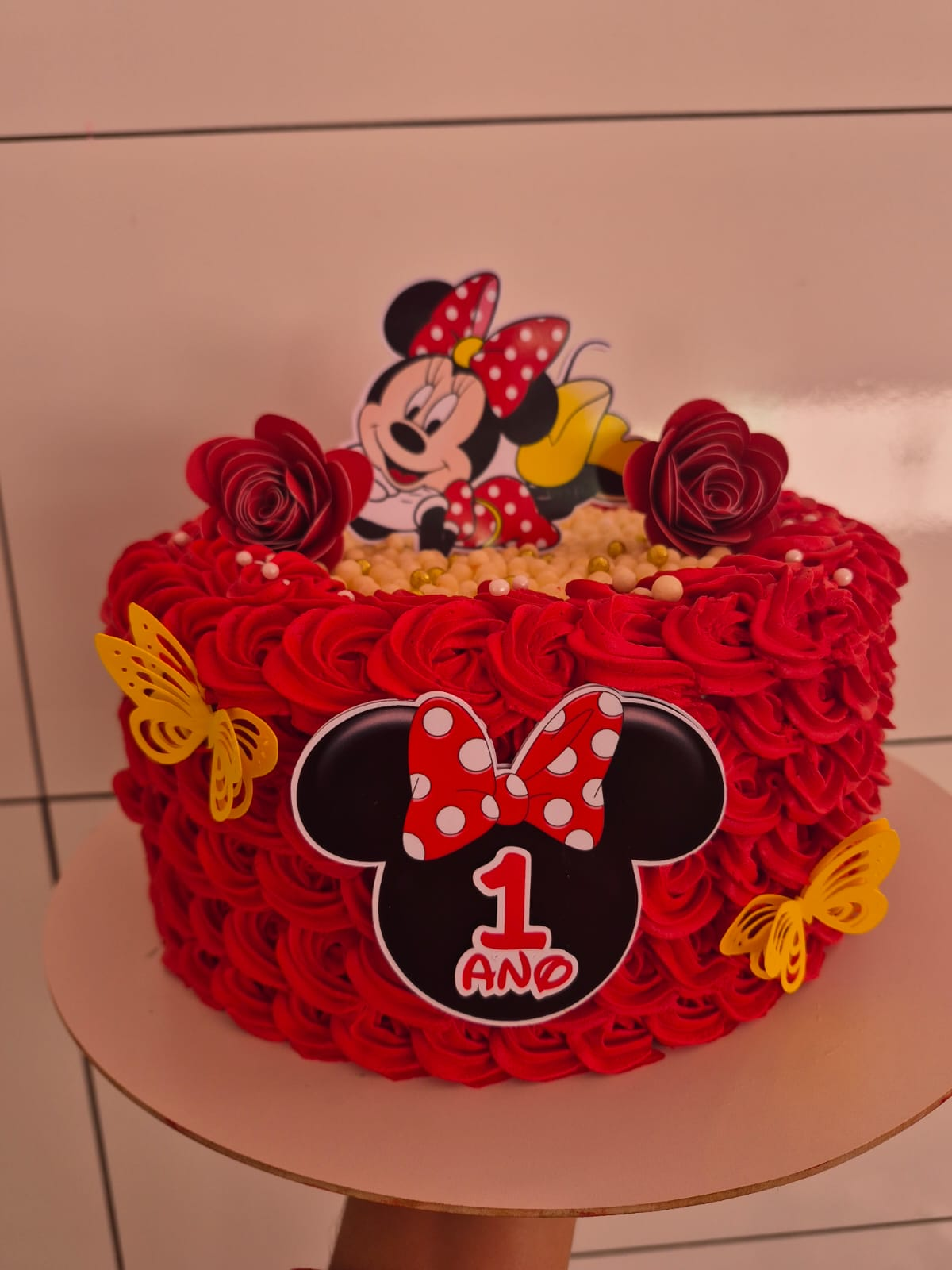 Bolo vermelho de rosas tema Minnie