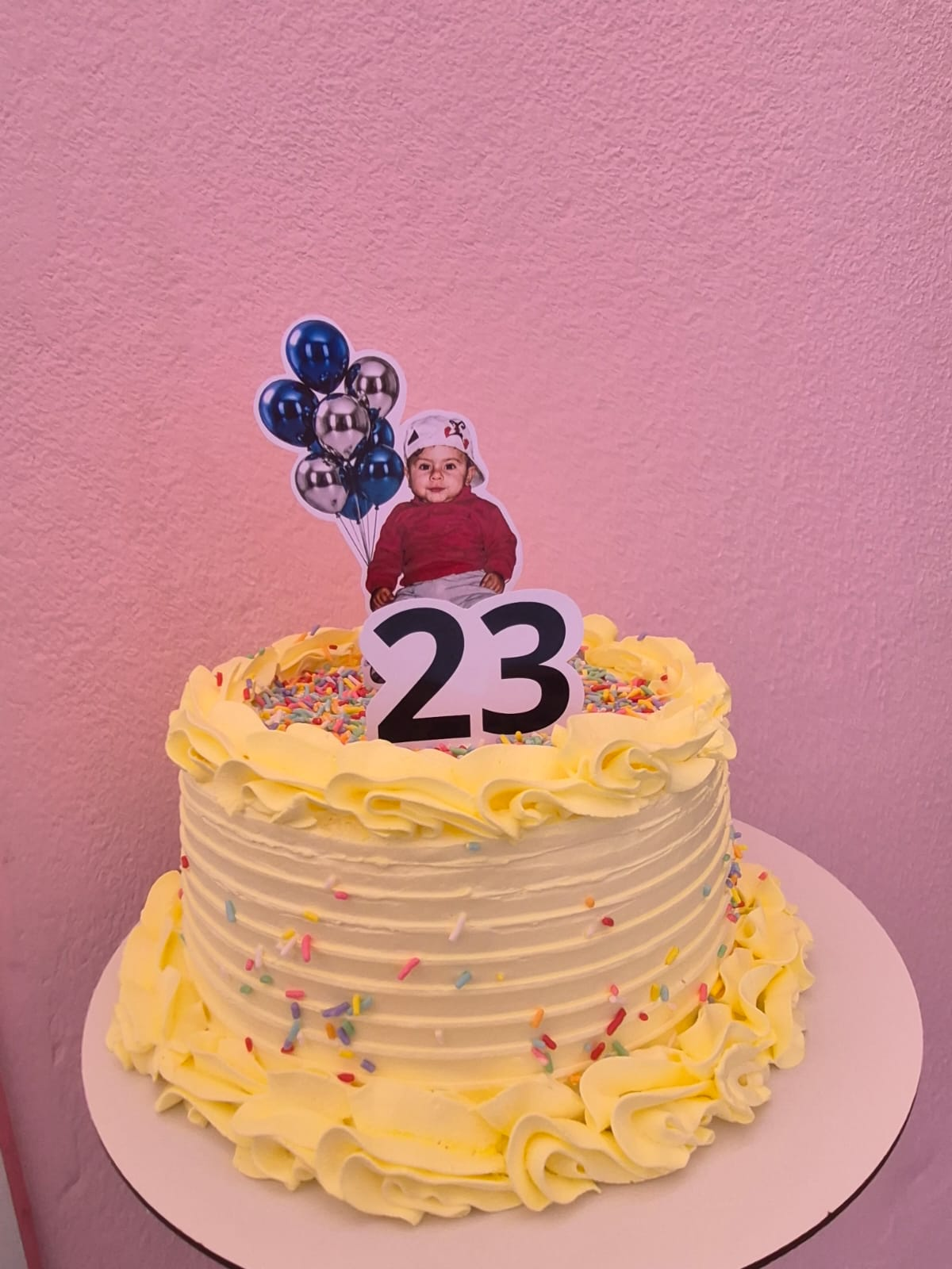 Bolo amarelo com granulado e topo personalizado