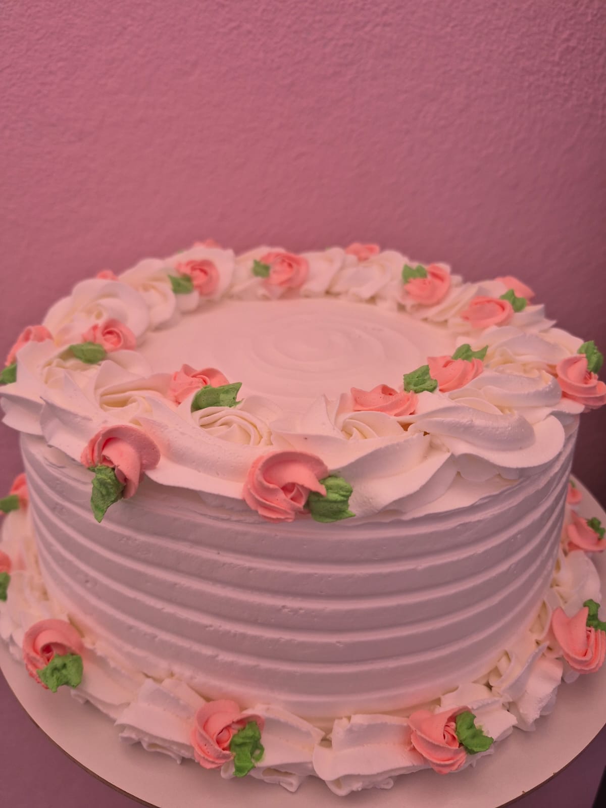 Bolo personalizado com chantilly e rosas da D’Lola Doceria