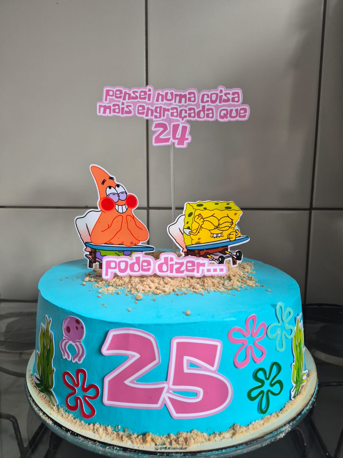 Bolo azul tema Bob Esponja com farofa de biscoito