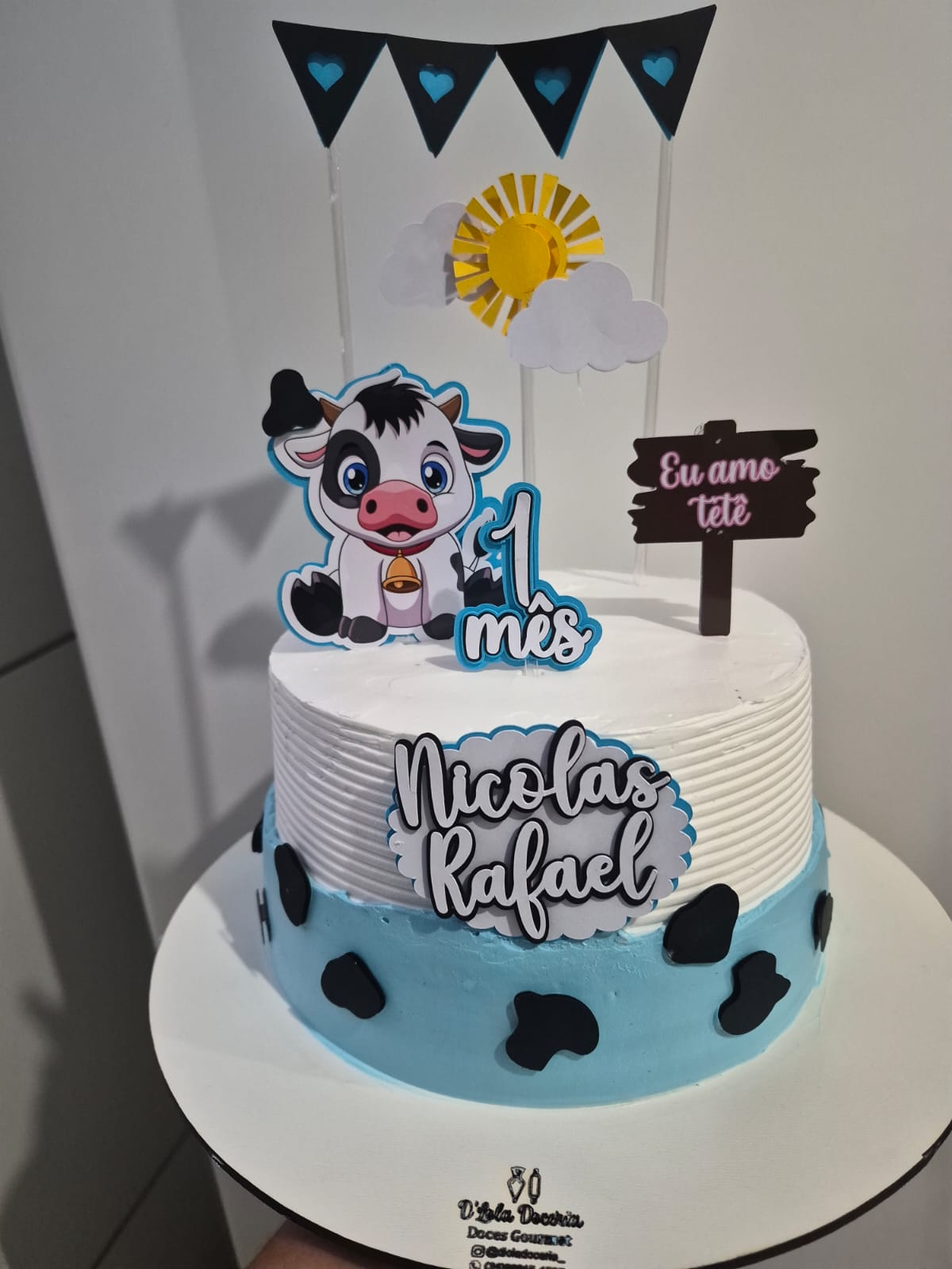 Bolo tema vaquinha azul e branco para mesversário